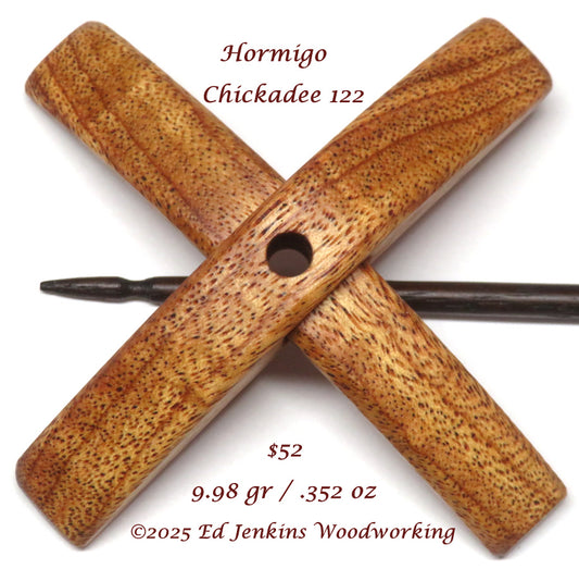 Chickadee, Hormigo
